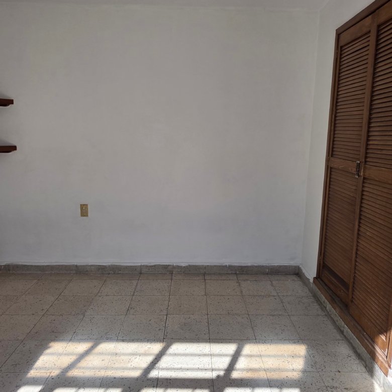 Habitación vacía con luz natural en casa u oficina en renta en Leandro Valle y Justo Sierra, León, Guanajuato