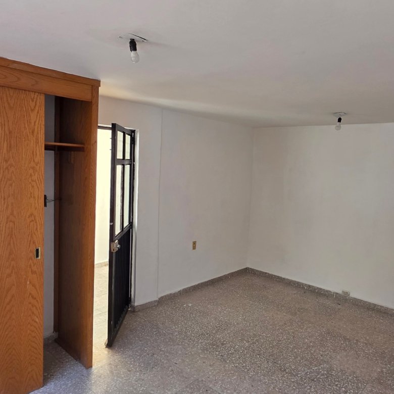 Habitación vacía con paredes blancas en casa u oficina en renta en Leandro Valle y Justo Sierra, León, Guanajuato