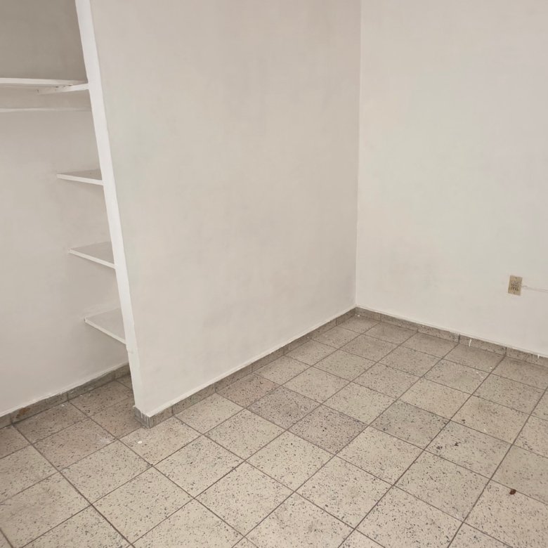 Imagen de una habitación vacía con paredes blancas dentro de una casa disponible para renta como oficinas o espacios profesionales en Leandro Valle – Justo Sierra, León, Guanajuato. Esta habitación ofrece un ambiente neutro, iluminado y listo para adaptar como oficina privada, consultorio, sala de reuniones o espacio de trabajo creativo, proporcionando versatilidad para diversas actividades empresariales. El acabado en paredes blancas permite una personalización sencilla de acuerdo con la identidad visual de tu empresa y la configuración funcional que requieras. La propiedad se encuentra en una zona urbana estratégica con acceso a vialidades principales, servicios y puntos comerciales, lo que la convierte en una opción atractiva para profesionales, emprendedores y empresas que buscan ubicarse en una dirección privilegiada dentro de León.