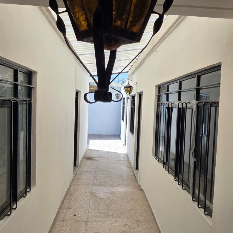Pasillo Blanco con Ventanas en Casa/Oficina en Renta – León, Gto.
