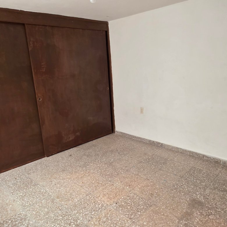 Habitación vacía con paredes blancas en casa u oficina en renta en Leandro Valle y Justo Sierra, León, Guanajuato