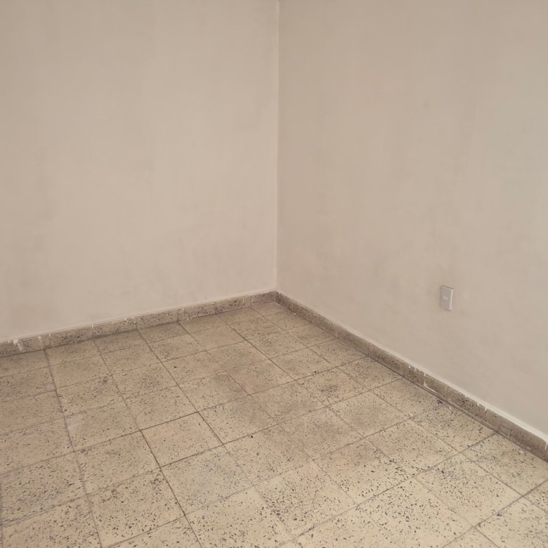 Habitación vacía con paredes blancas en casa en renta para oficinas en Leandro Valle León Guanajuato.