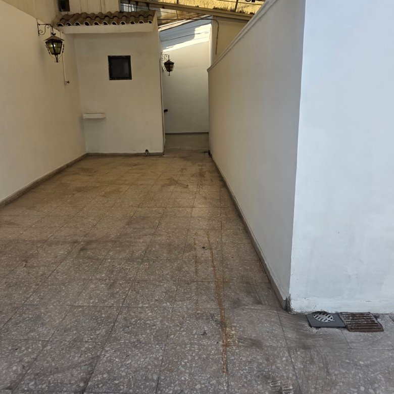 Espacio vacío con paredes blancas que sirve como patio en casa u oficina en renta en Leandro Valle y Justo Sierra, León, Guanajuato