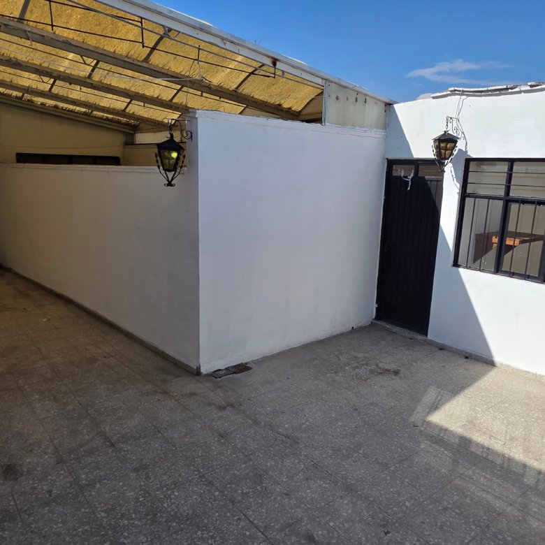 Patio blanco con puertas y luces en casa en renta para oficinas en Leandro Valle, León Guanajuato.