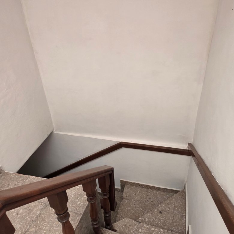 Escalera con barandales de madera en casa u oficina en renta en Leandro Valle y Justo Sierra, León, Guanajuato