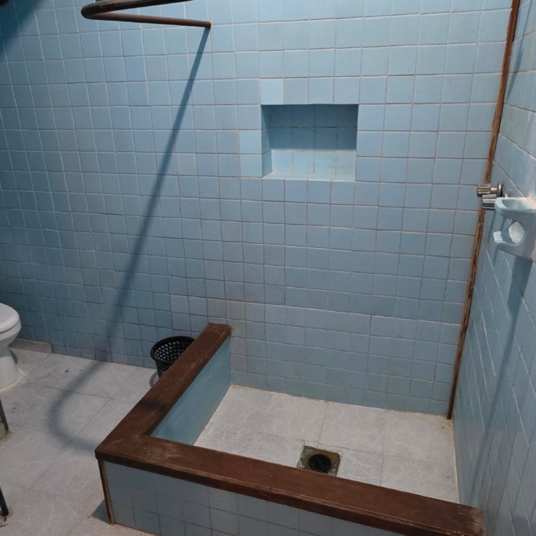 Baño con azulejos azules y ducha en casa u oficina en renta en Leandro Valle y Justo Sierra, León, Guanajuato