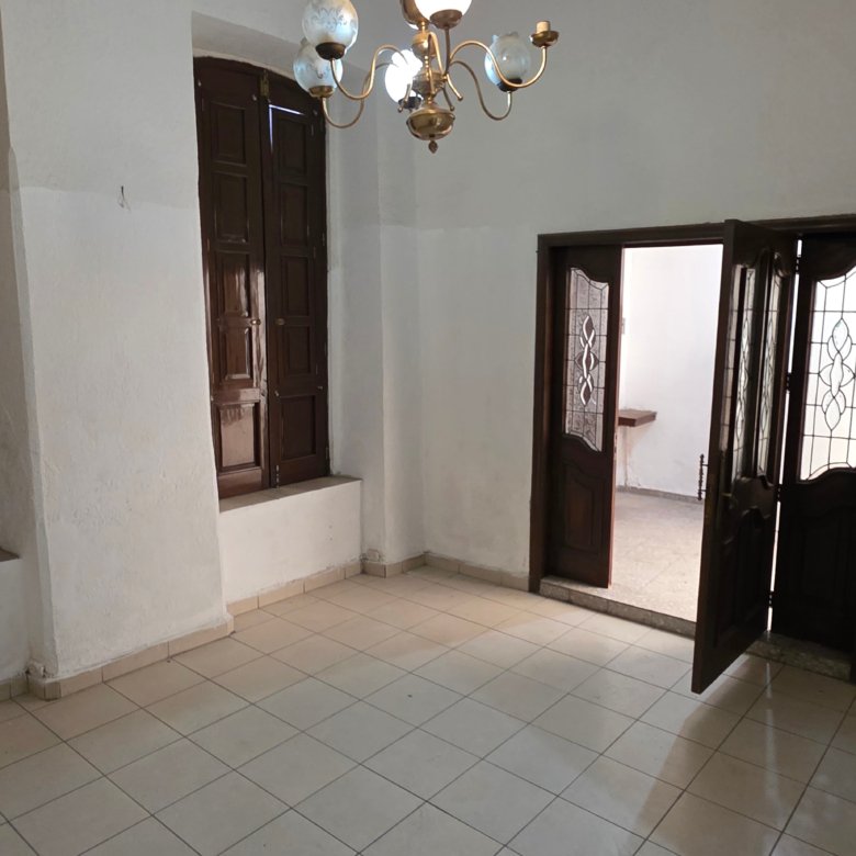 Sala vacía con puertas abiertas en casa u oficina en renta en Leandro Valle y Justo Sierra, León, Guanajuato