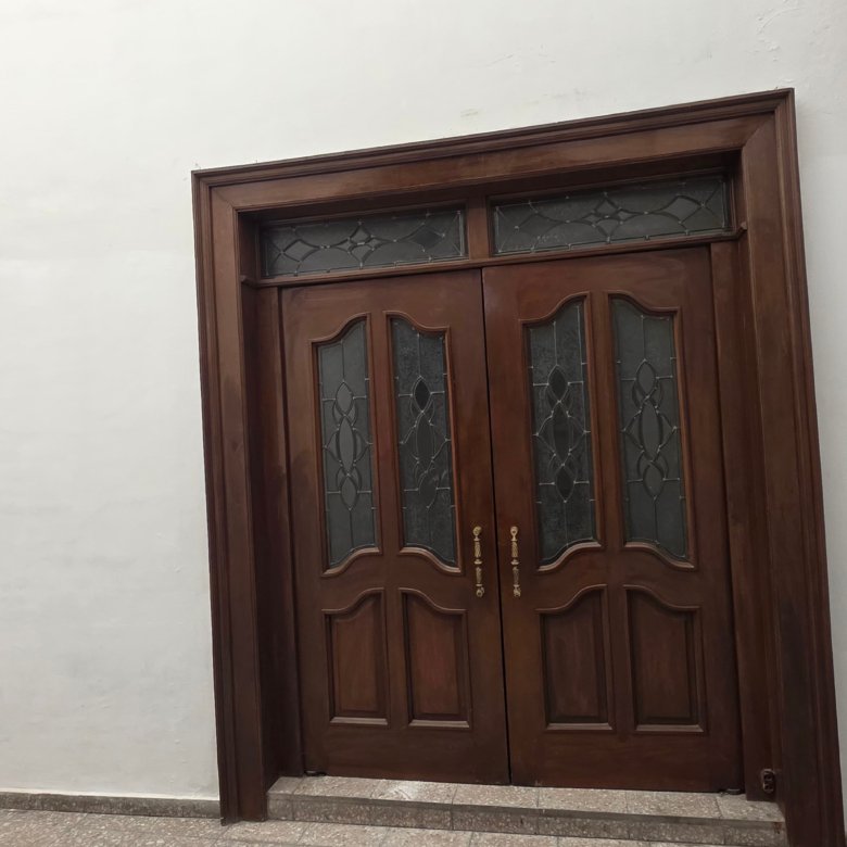 Puertas de madera en pared interior de casa u oficina en renta en Leandro Valle y Justo Sierra, León, Guanajuato