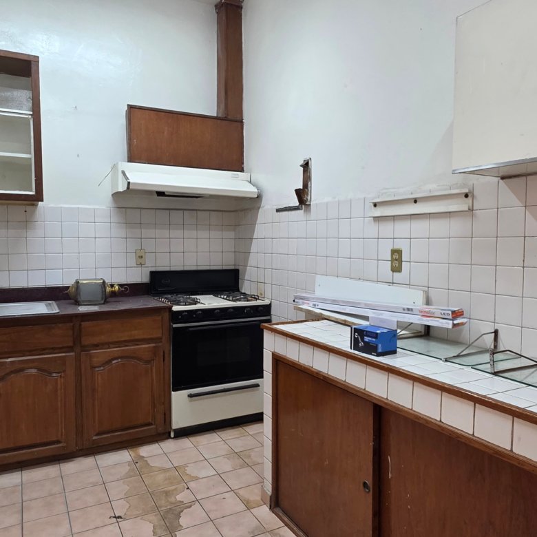 Cocina vacía con muebles de madera en casa u oficina en renta en Leandro Valle y Justo Sierra, León, Guanajuato
