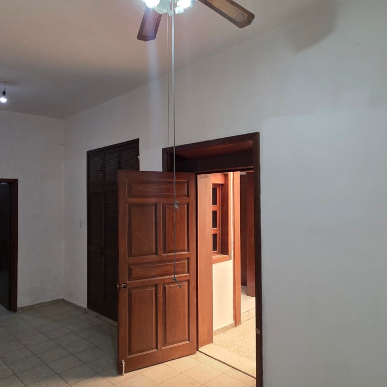 Habitación vacía con puertas abiertas en casa u oficina en renta en Leandro Valle y Justo Sierra, León, Guanajuato.