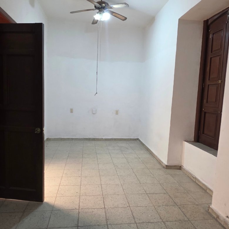 Habitación vacía con puertas abiertas en casa u oficina en renta en Leandro Valle y Justo Sierra, León, Guanajuato
