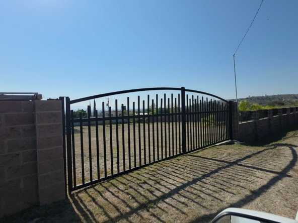 puerta negra en camino rural de terreno en venta en cañada de negros, purísima del rincón, guanajuato