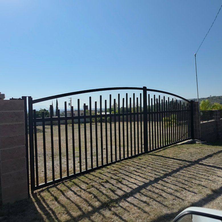 Puerta negra en camino rural de terreno en venta en Cañada de Negros, Purísima del Rincón, Guanajuato
