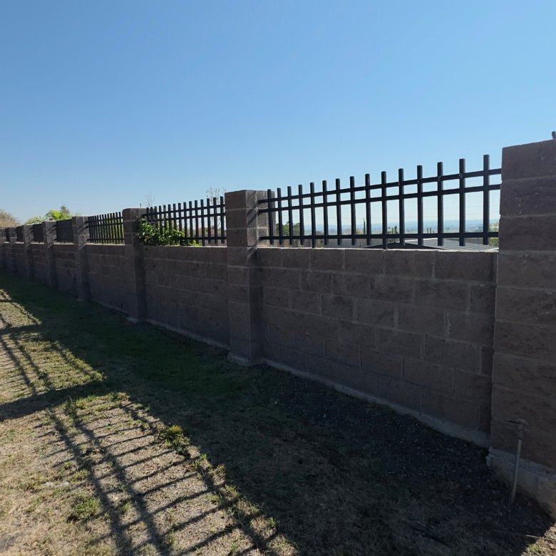 Muro de ladrillo con reja en terreno en venta en Cañada de Negros, Purísima del Rincón, Guanajuato