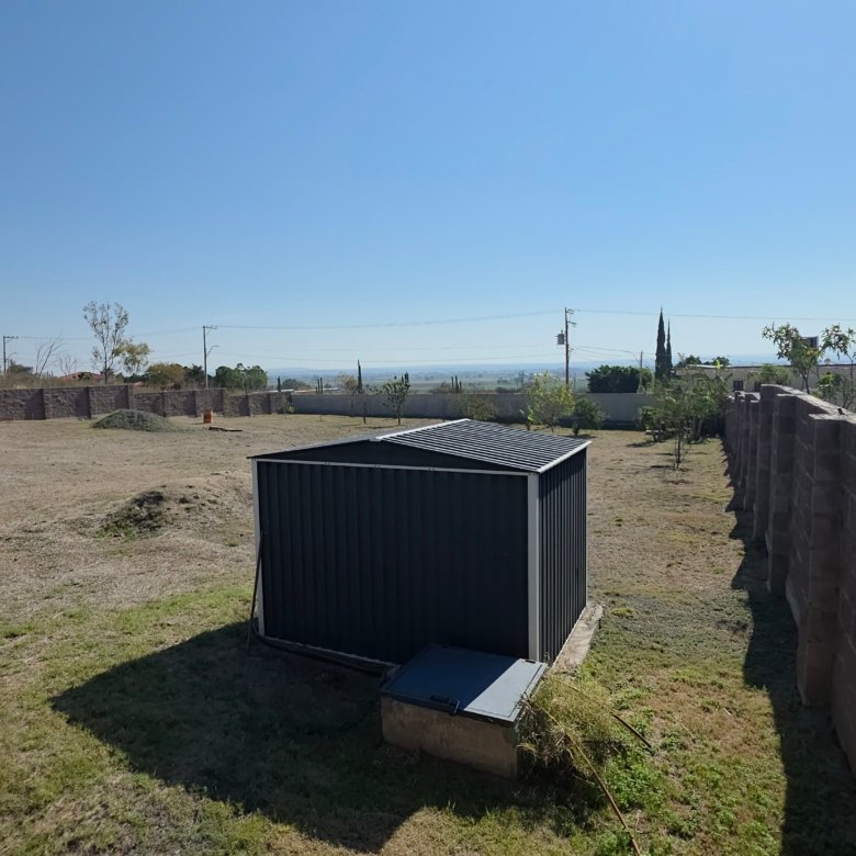 Terreno vacío con contenedor negro en venta en Cañada de Negros, Purísima del Rincón, Guanajuato