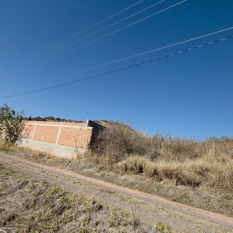 Terreno árido con muro de ladrillos en la parte trasera del predio en venta en Cañada de Negros, Purísima del Rincón, Guanajuato