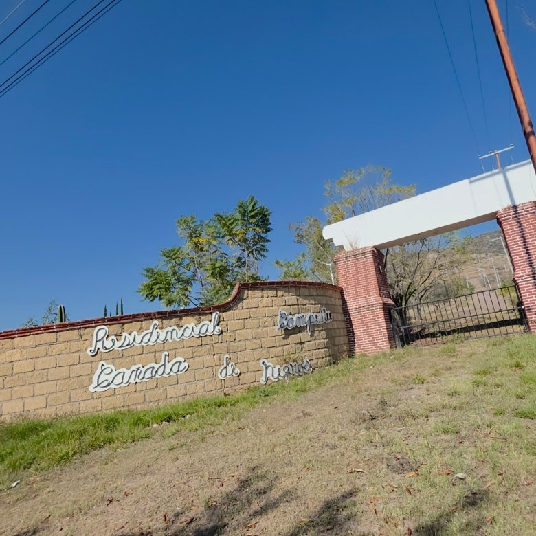 Entrada al fraccionamiento de propiedad rural en venta en Cañada de Negros, Purísima del Rincón, Guanajuato