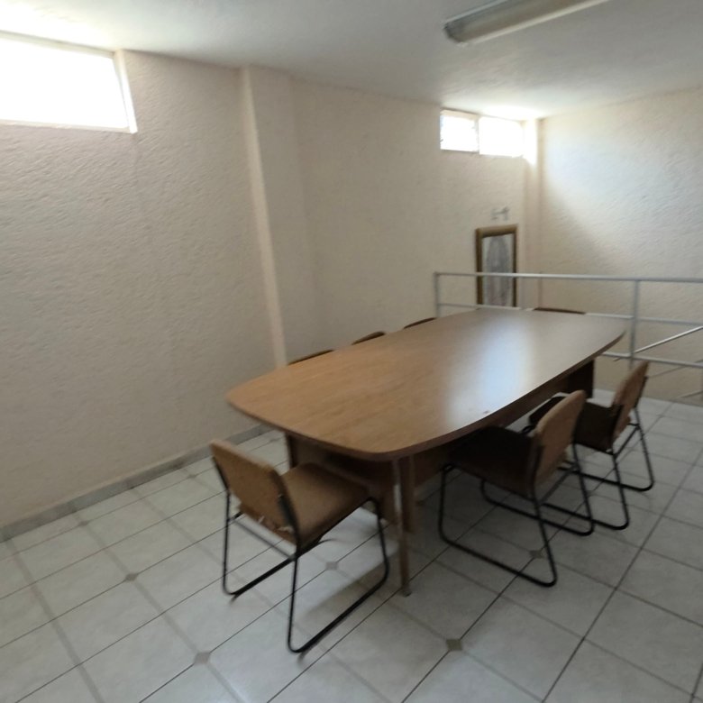 Sala de juntas con mesa y sillas vacías en bodega industrial en renta León Guanajuato 3600 m² San Jorge