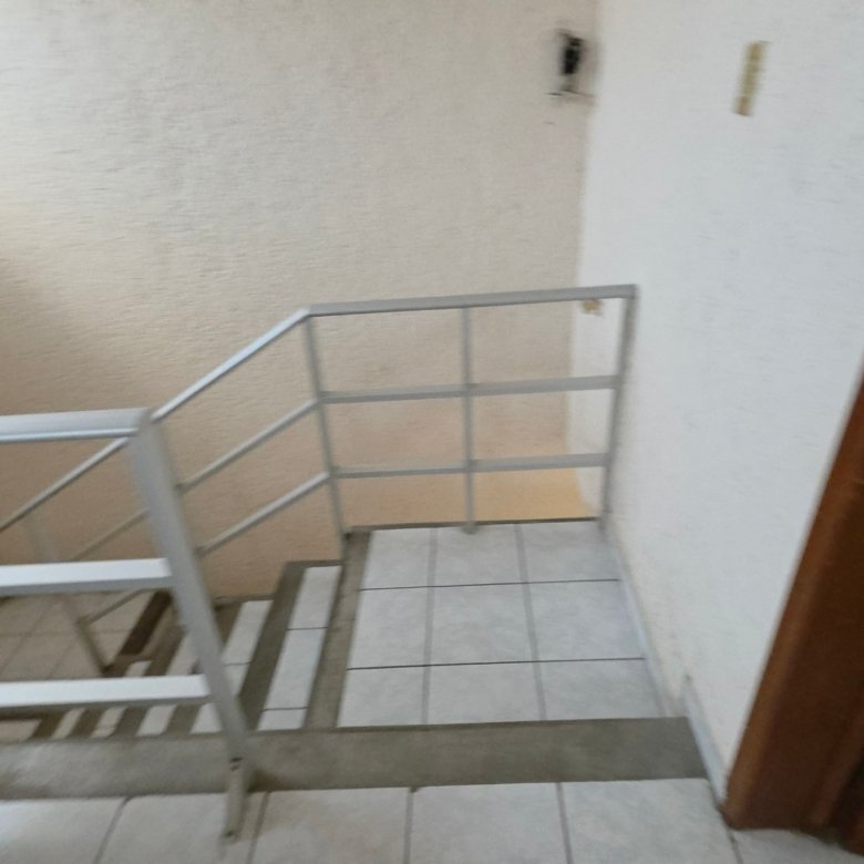 Escalera con barandales y piso blanco en interior de bodega industrial en renta 3600 m² en León Guanajuato San Jorge