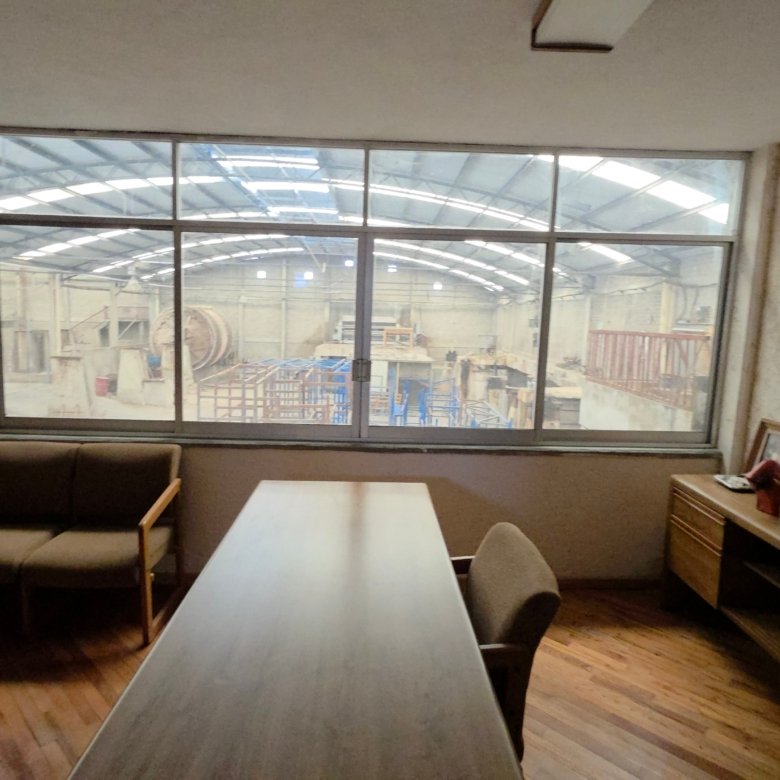 Oficina con vista panorámica al área de taller industrial y bodega en renta de 3,600 m² en León Guanajuato, San Jorge