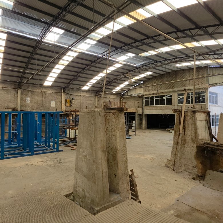 Espacio industrial vacío y desordenado dentro de bodega en renta 3600 m² en León Guanajuato San Jorge