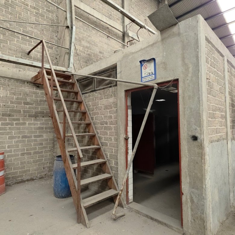 Edificio industrial con escaleras exteriores en bodega en renta 3600 m² León Guanajuato San Jorge entrada para tráiler