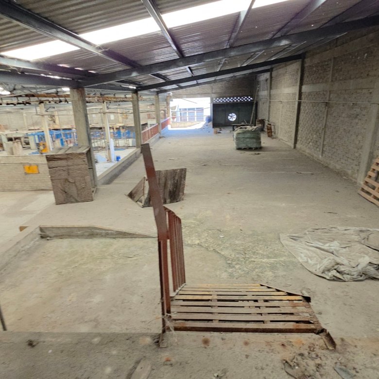 Interior de espacio industrial vacío y desordenado en bodega en renta León Guanajuato 3600 m² San Jorge