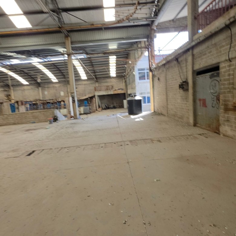 Espacio de almacén industrial vacío en bodega en renta 3600 m² en León Guanajuato San Jorge con entrada para tráiler