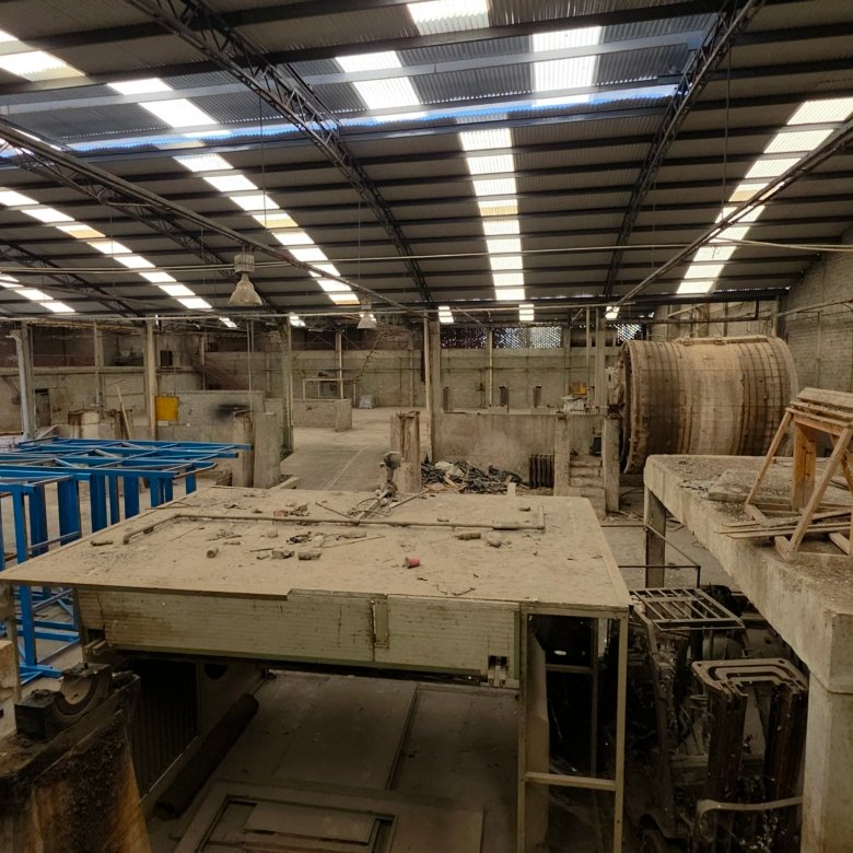 Fábrica con maquinaria y estructuras metálicas dentro de bodega industrial en renta 3600 m² en León Guanajuato San Jorge