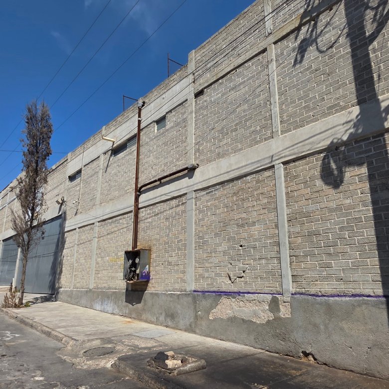Edificio de ladrillo en bodega industrial en renta 3600 m² en calle tranquila de León Guanajuato San Jorge