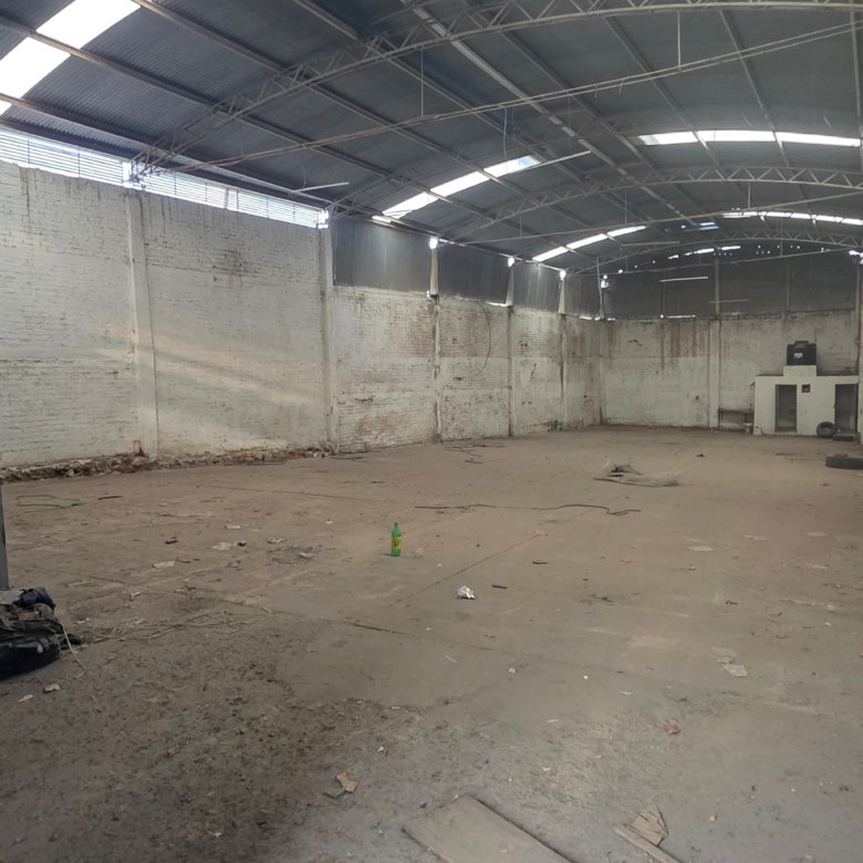 Imagen de nave industrial en Los Castillos con interior vacío y paredes de tabique para uso de almacén o taller.