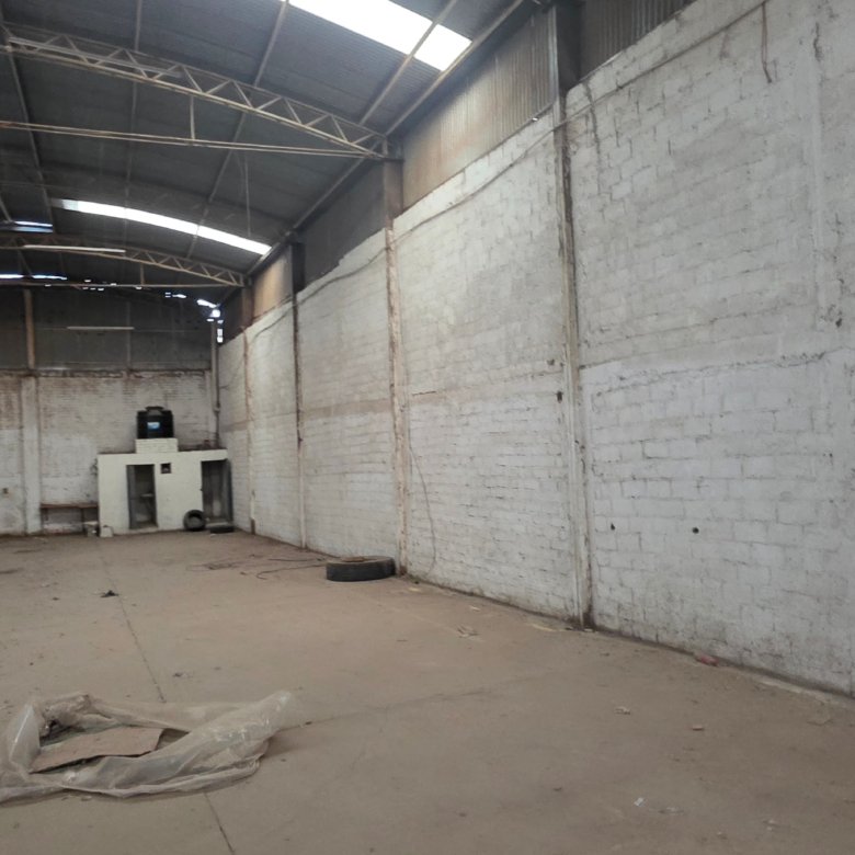 Imagen de nave industrial en Los Castillos con interior vacío y paredes de tabique para uso de almacén o taller.