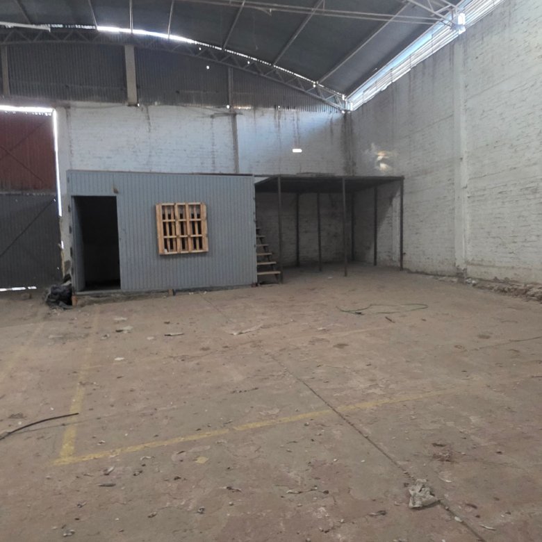 Almacén vacío iluminado con luz natural en bodega en renta en Los Castillos León Guanajuato, espacio de 700 m².