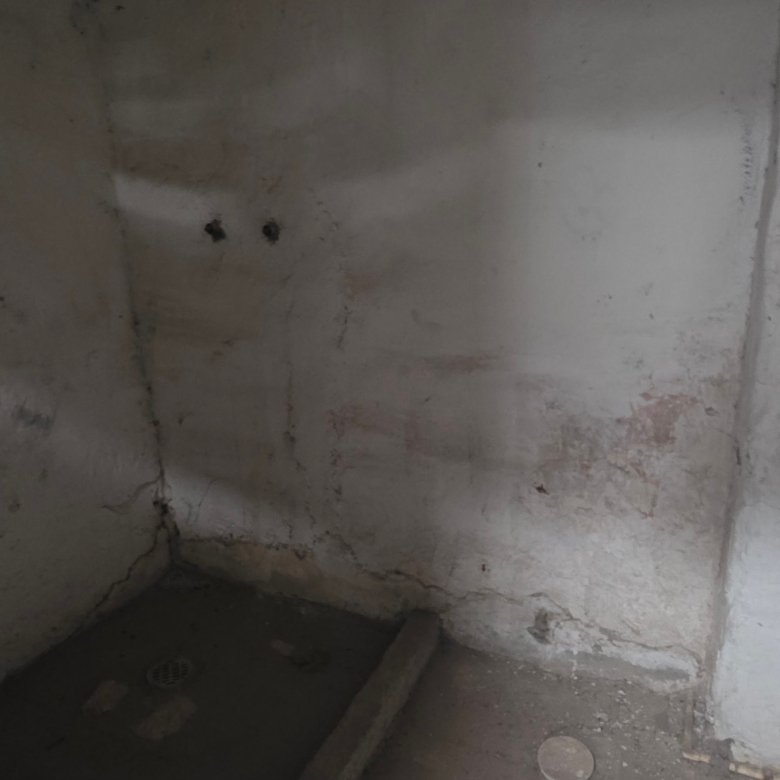 Baño sin instalaciones dentro de la bodega en renta en Los Castillos León Guanajuato, área a acondicionar según necesidad.