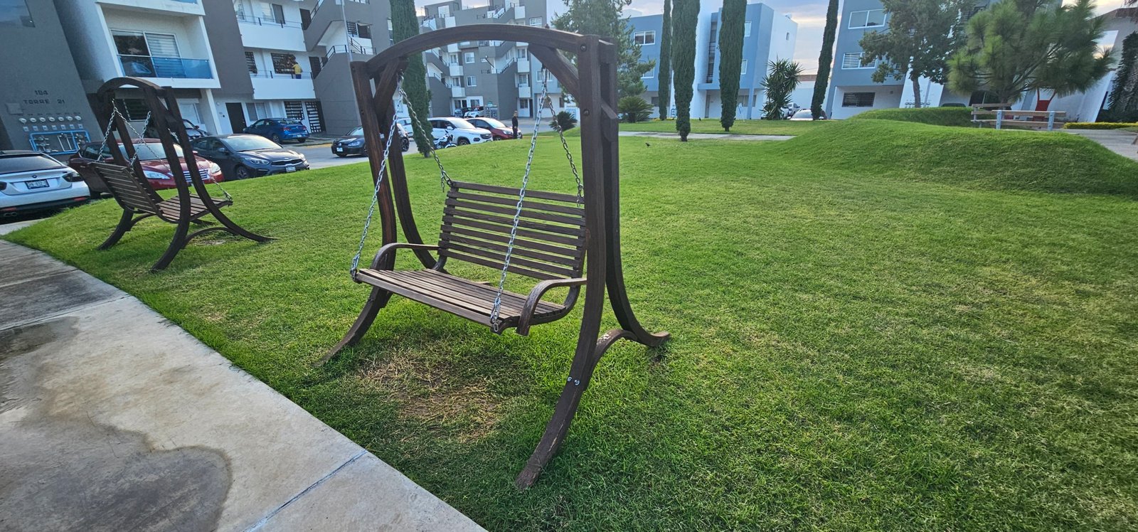 Columpios en área de juegos infantiles en departamento en venta en Rubí Residencial León Guanajuato con amenidades familiares