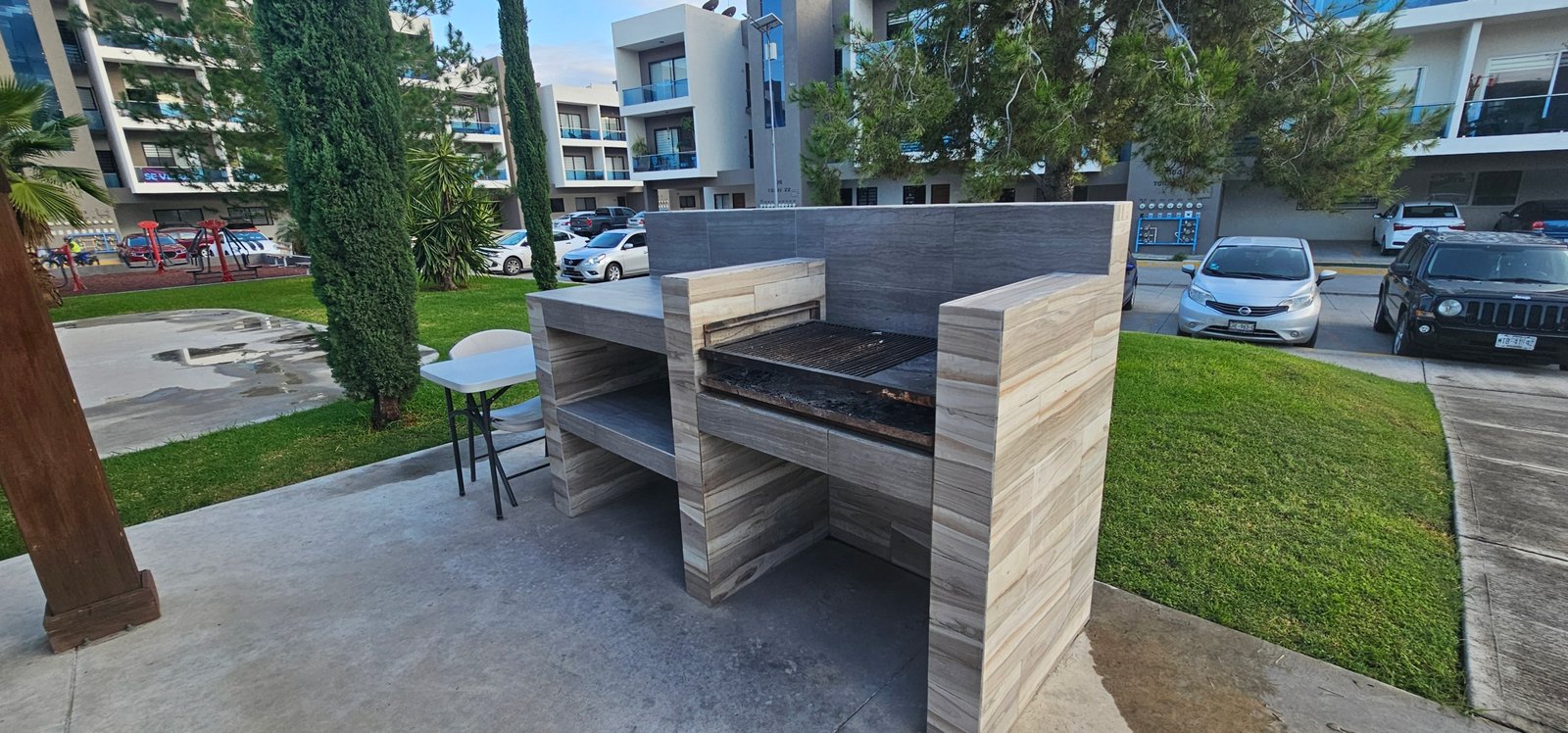 Asador moderno en área verde de departamento en venta en Rubí Residencial León Guanajuato con zona de convivencia y amenidades