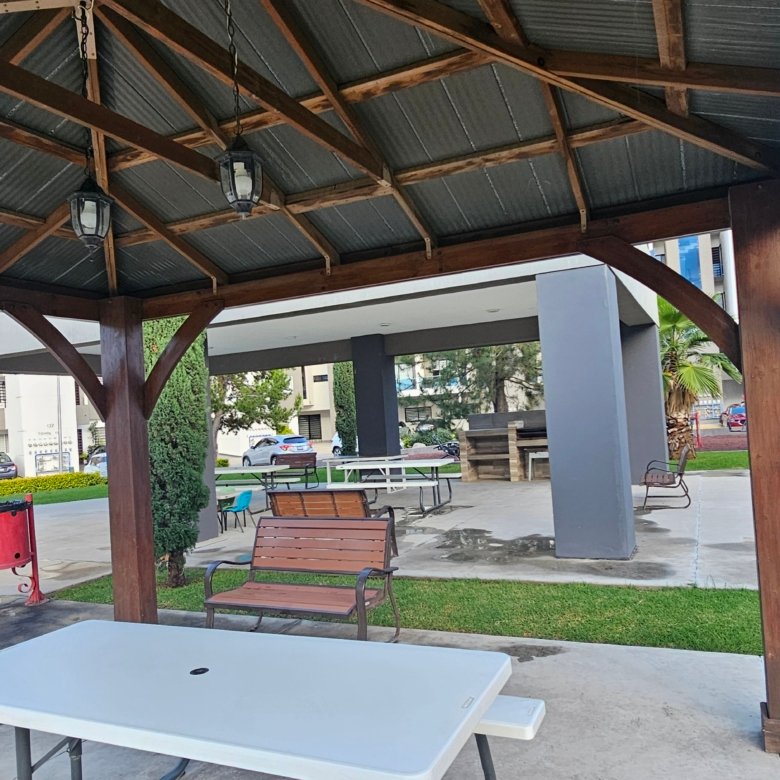 Área de descanso al aire libre en departamento en venta en Rubí Residencial León Guanajuato con amenidades y zonas verdes