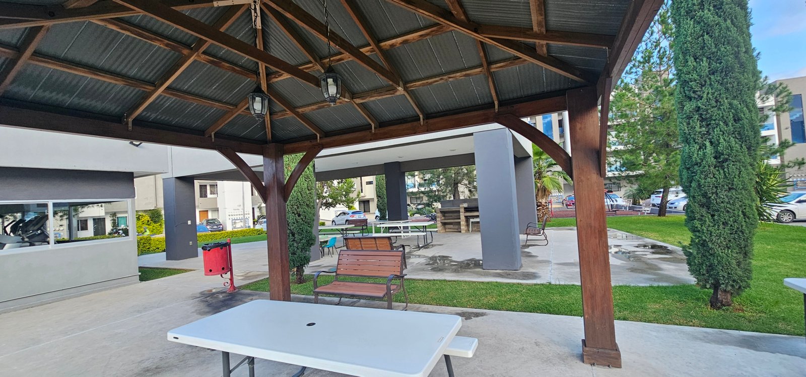Área de descanso al aire libre en departamento en venta en Rubí Residencial León Guanajuato con amenidades y zonas verdes