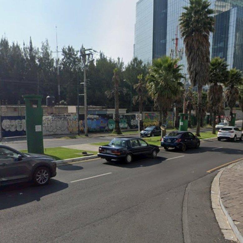 Calle con edificios modernos y palmeras en Santa Fe Ciudad de México zona de alta plusvalía e inversión inmobiliaria