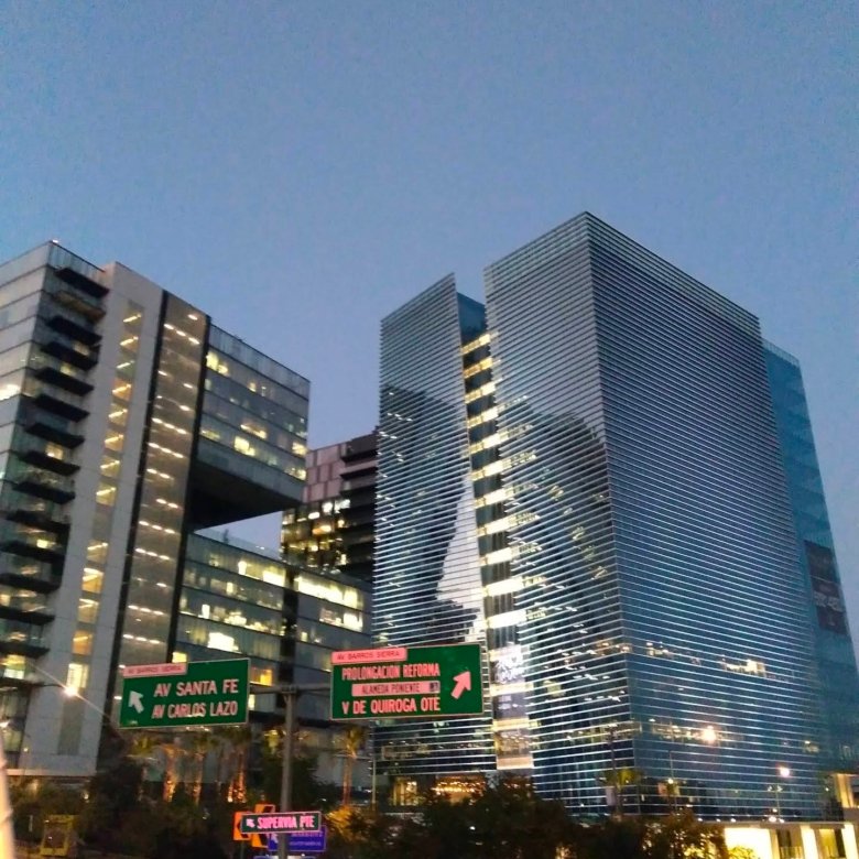 Edificios modernos al atardecer.