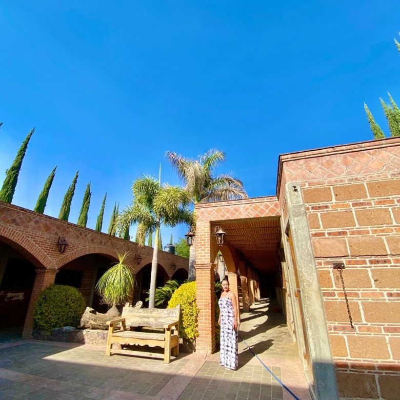 Mujer en patio soleado estilo hacienda en rancho hípico de lujo en venta en San Francisco del Rincón Guanajuato