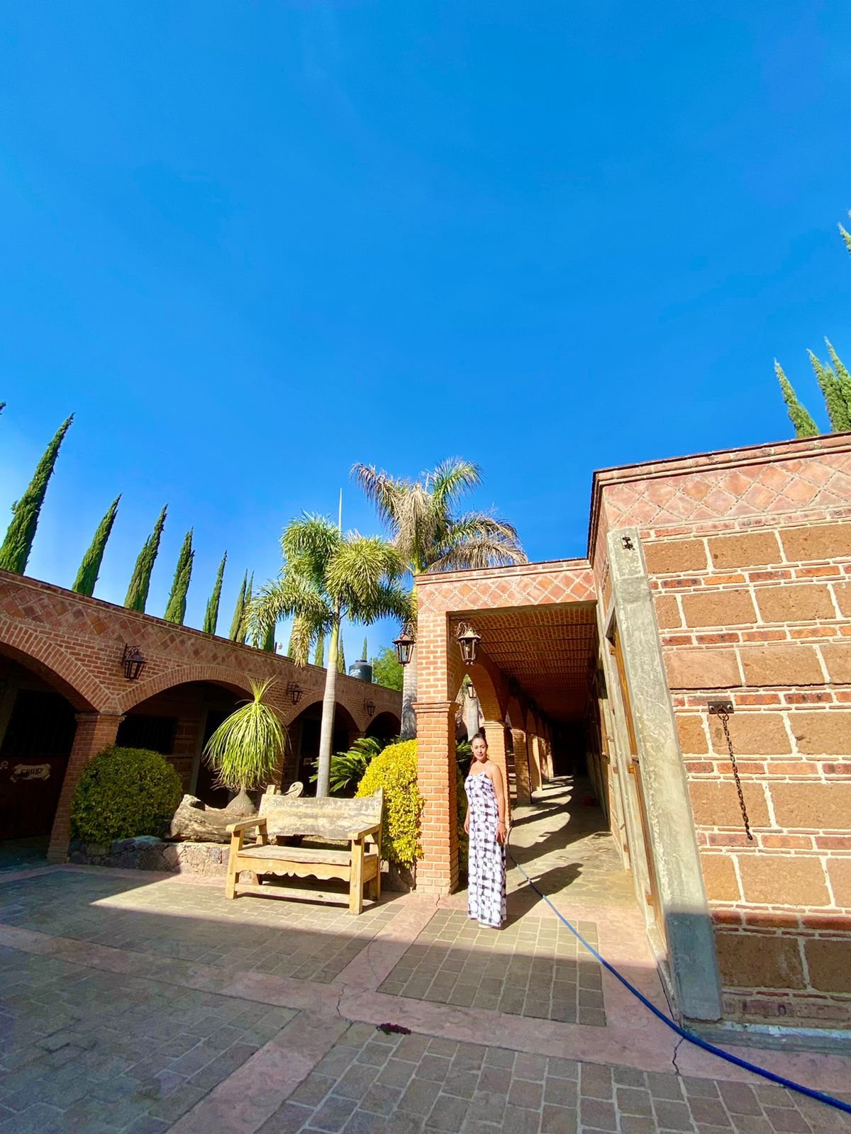 Mujer en patio soleado estilo hacienda en rancho hípico de lujo en venta en San Francisco del Rincón Guanajuato