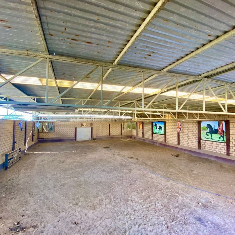 Interior con paredes de ladrillo en rancho hípico de lujo en venta en San Francisco del Rincón Guanajuato ideal para adecuación