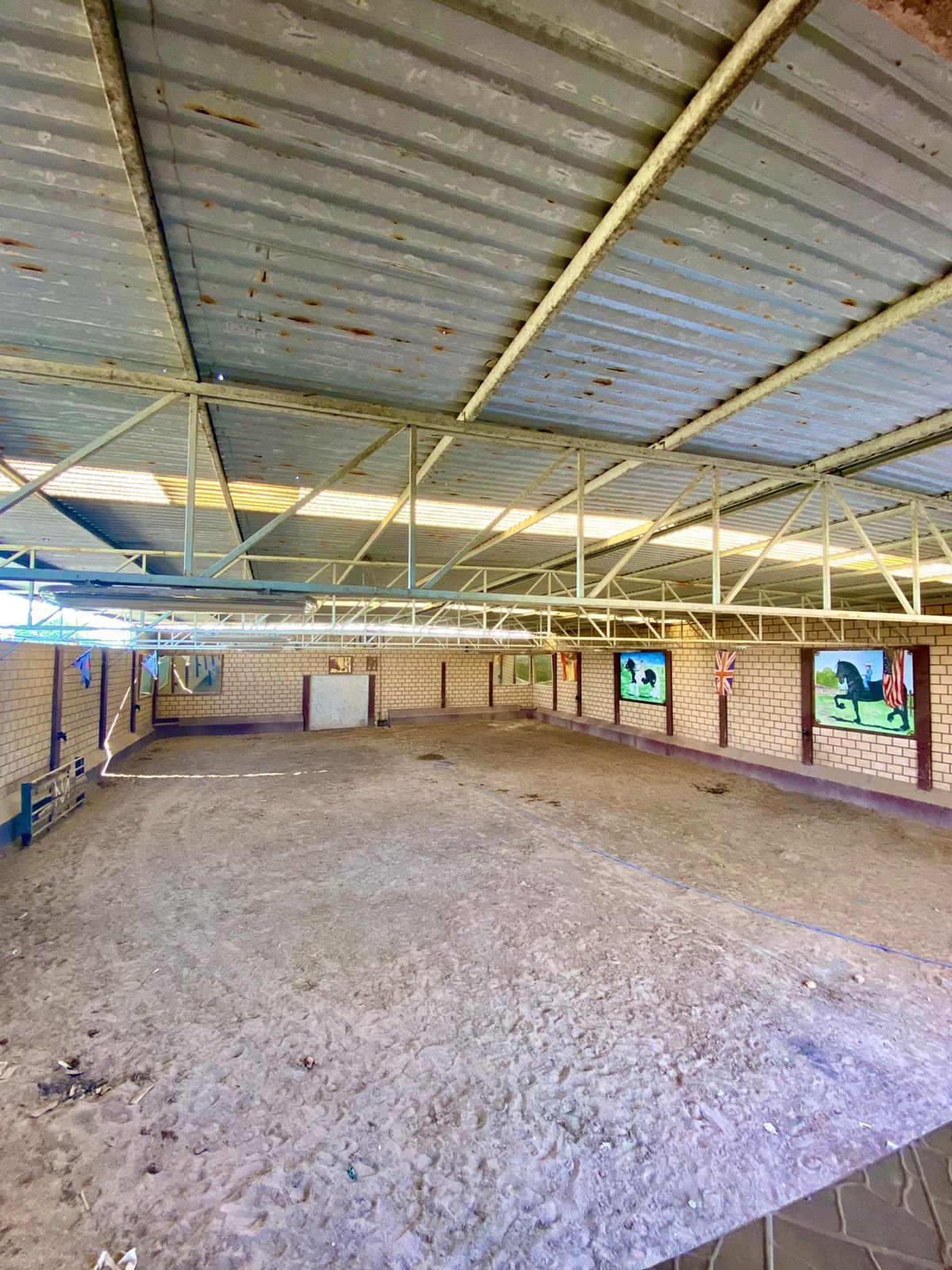 Interior con paredes de ladrillo en rancho hípico de lujo en venta en San Francisco del Rincón Guanajuato ideal para adecuación
