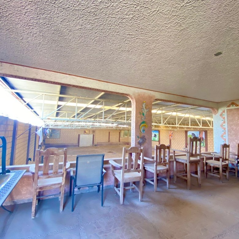Sala amplia con mesas y sillas en rancho hípico en venta en San Francisco del Rincón ideal para eventos y convivencia