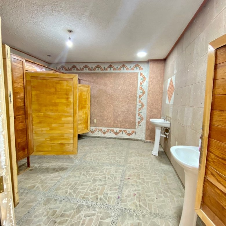 Baño con cabinas y lavabo en rancho hípico de lujo en venta en San Francisco del Rincón Guanajuato con instalaciones para eventos
