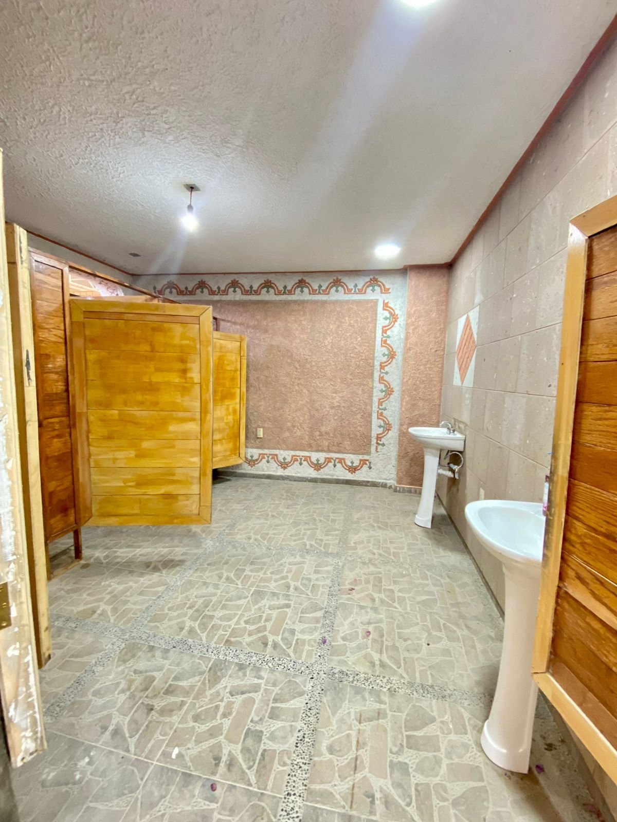 Baño con cabinas y lavabo en rancho hípico de lujo en venta en San Francisco del Rincón Guanajuato con instalaciones para eventos