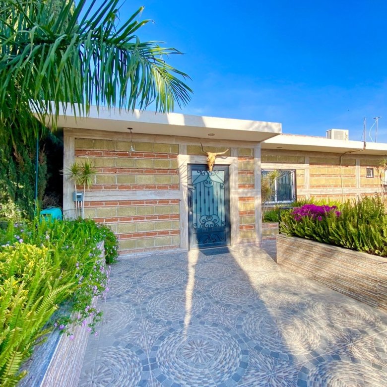 Casa con jardín y puerta elegante en rancho hípico en venta en San Francisco del Rincón Guanajuato propiedad campestre de lujo
