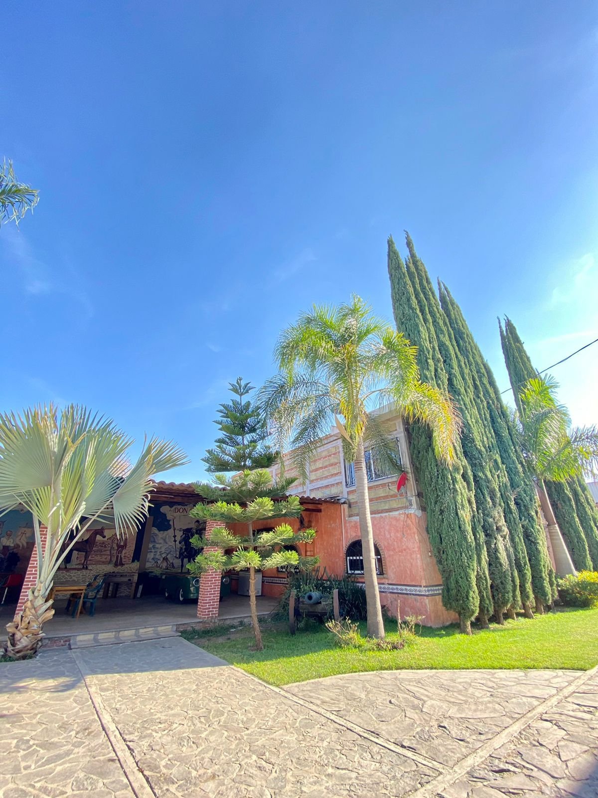 Casa con árboles y cielo azul en rancho hípico en venta en San Francisco del Rincón Guanajuato propiedad campestre de lujo