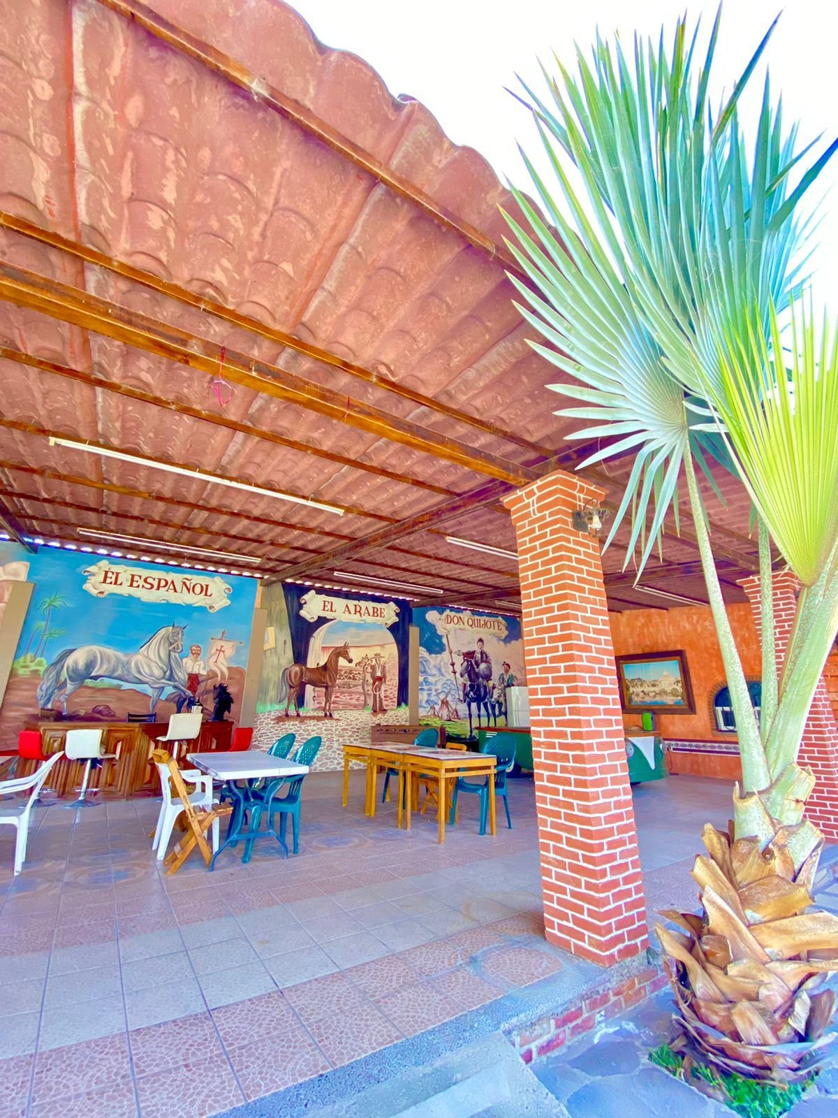 Restaurante con murales y plantas en rancho hípico en venta en San Francisco del Rincón Guanajuato ideal para eventos y turismo